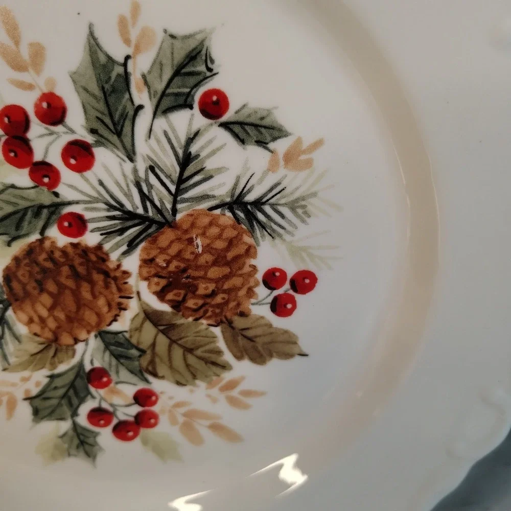 Gibson pinecones holly